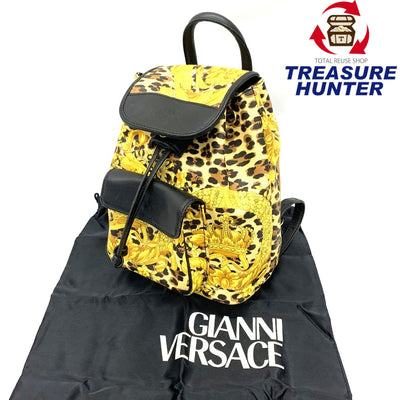 GIANNI VERSACE(ジャンニ・ヴェルサーチ) バロック柄 ミニリュック レオパード PVC×レザー イエロー系 レディース バッグ 【101062077005】