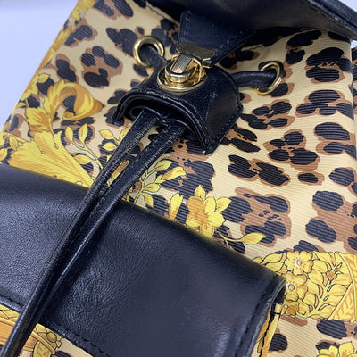 GIANNI VERSACE(ジャンニ・ヴェルサーチ) バロック柄 ミニリュック レオパード PVC×レザー イエロー系 レディース バッグ 【101062077005】