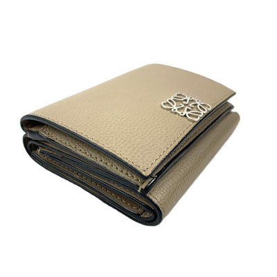 LOEWE(ロエベ) アナグラム トライフォールド ウォレット三つ折りコンパクト財布 サンドカラー レディース 【102061543001】
