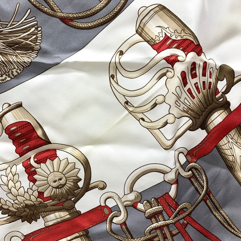 HERMES(エルメス)　カレ90　Cliquetis　スカーフ　シルク100％　グレー×レッド　カチカチ・剣柄 【102062202001】