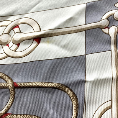 HERMES(エルメス)　カレ90　Cliquetis　スカーフ　シルク100％　グレー×レッド　カチカチ・剣柄 【102062202001】