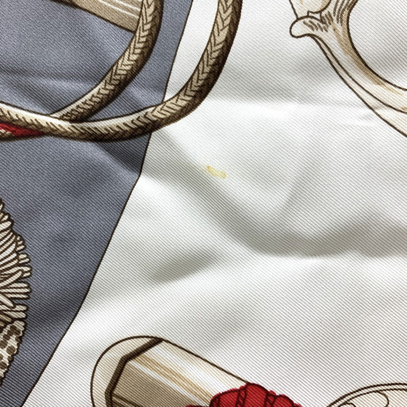 HERMES(エルメス)　カレ90　Cliquetis　スカーフ　シルク100％　グレー×レッド　カチカチ・剣柄 【102062202001】