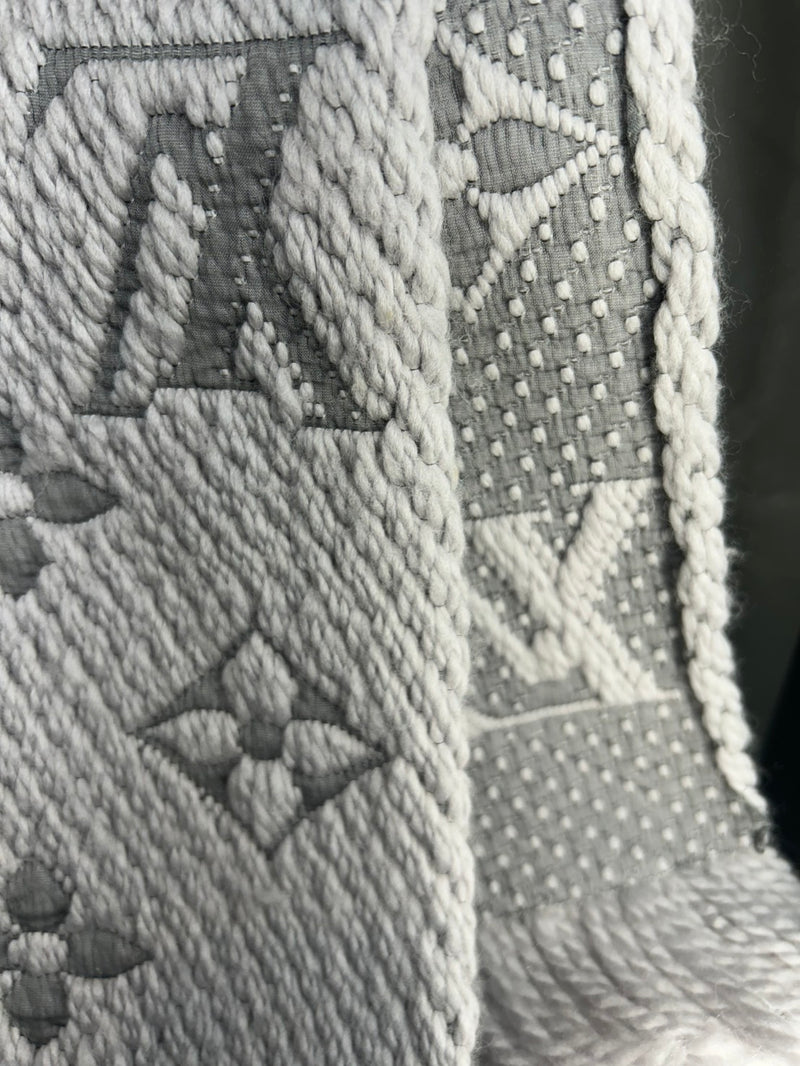 LOUIS VUITTON エシャルプ・ロゴマニア シルク混マフラー M74742 グレー ルイヴィトン 【102060933007】